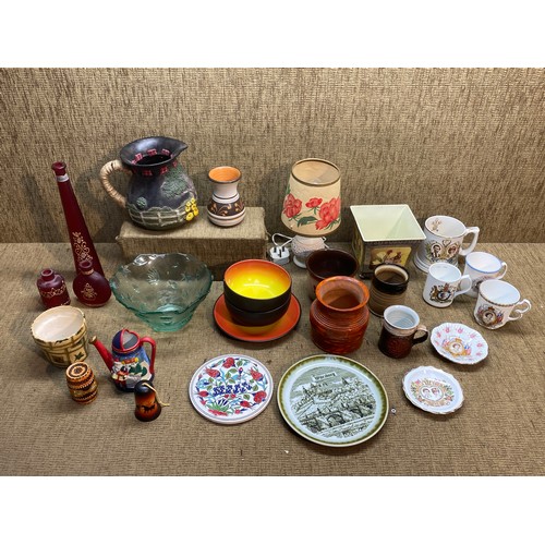 221 - Mixed collectable ceramic and glass items.