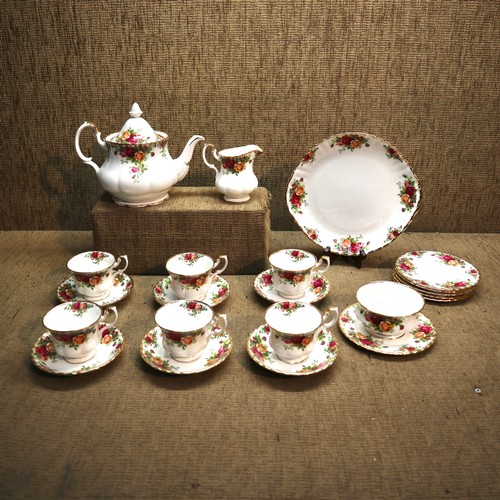 782 - 22 piece Old Country Roses royal albert ceramic collection.