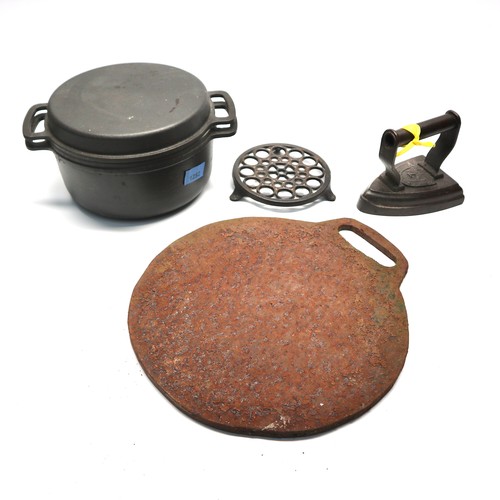 1252 - 3 cast iron items including: baking stone and cooking pot.