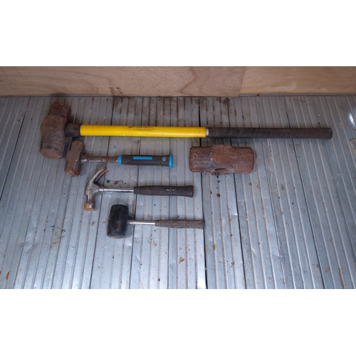 299 - 4 hammers including: 8lbs Am-Tech sledgehammer, lump hammer and claw  hammer.