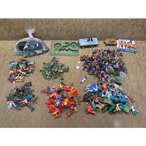 1274 - Vintage plastic military toys , army men and cowboys and Indians.