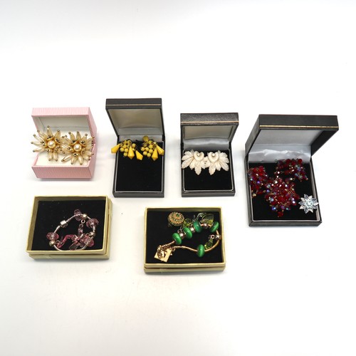 460 - Selection of 6 boxed vintage and moden costume jewellery.