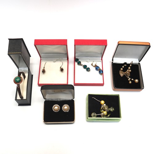 461 - Selection of 6 boxed vintage and modern costume jewellery including a brass bangle.