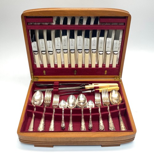 857 - Sheffield Silver plate dinner service set in a solid oak box, in great condition by J B Chatterley &... 