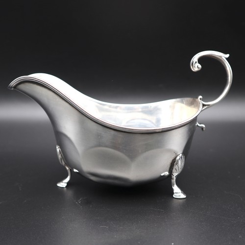 859 - Sterling Silver sauce boat/milk server/gravy boat. By Adie Brothers Ltd, Birmingham 1929. 15cm long ... 