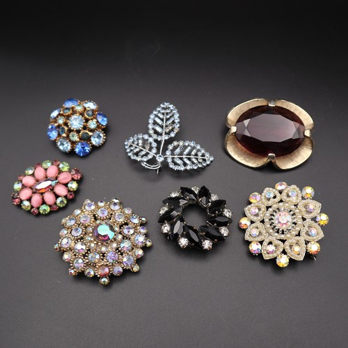 874 - Severn vintage brooches.