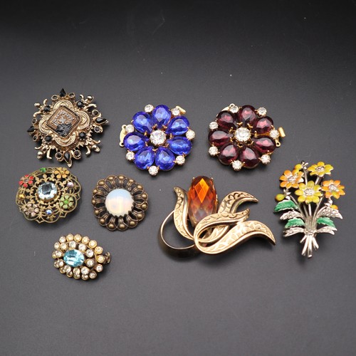 875 - Eight vintage brooches.