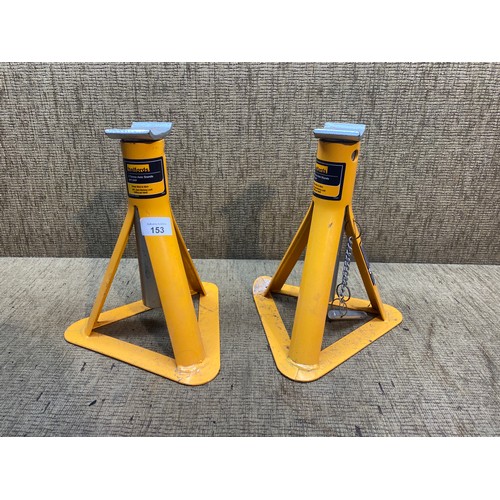 153 - A pair of 2 tonne axle stands.