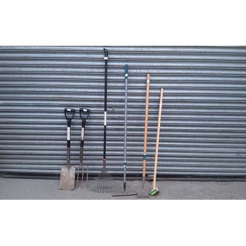 134 - Selection of 6 gardening tools including: shovel, pitch fork, garden rake and a dutch hoe.