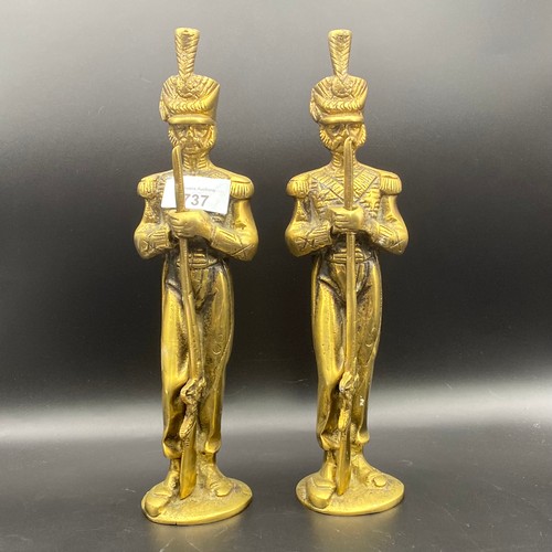 737 - 2 solid brass soldiers. Size: 29cm.