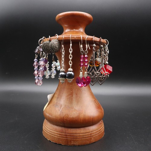 910 - Wooden carrousel of 12 pairs of silver earrings.