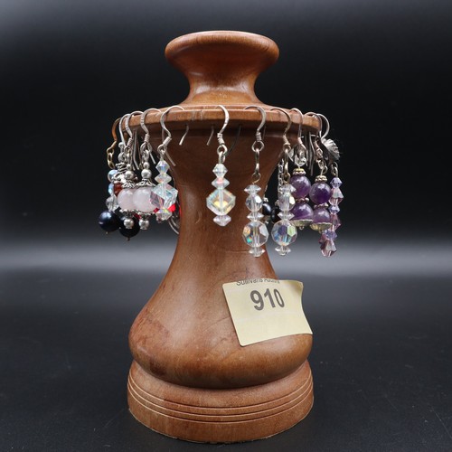 910 - Wooden carrousel of 12 pairs of silver earrings.