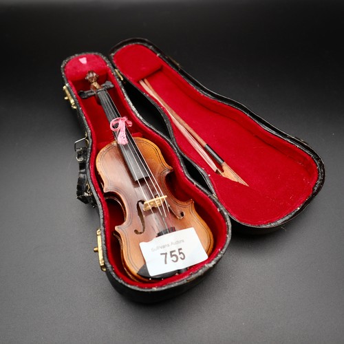 755 - Vintage miniature violin in case. Size: 22cm.