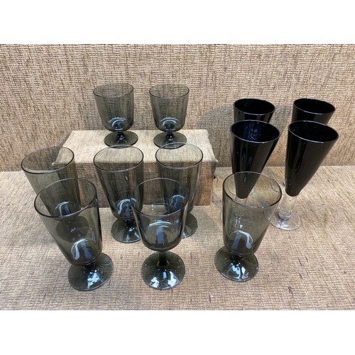 508 - 12 modern style black dinner glasses.