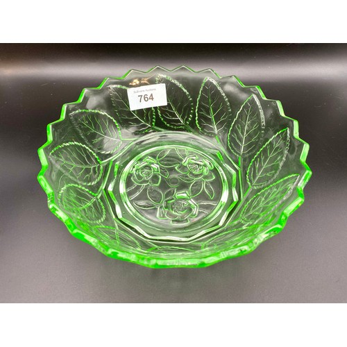 764 - Floral uranium dish. Diameter: 20cm.