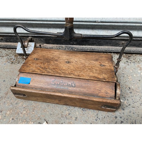 1117 - Vintage 1920s Ewbank wooden empire carpet sweeper.