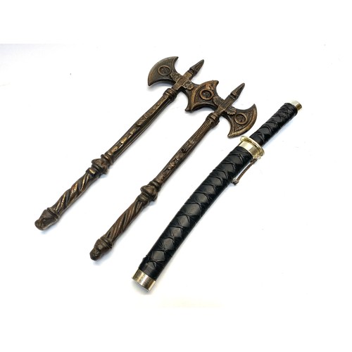 516 - 2 cast iron axes and decorative samurai katana. Size: 49cm