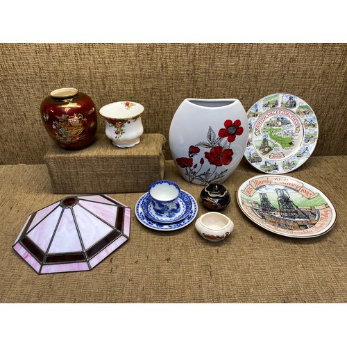 1139 - Collectible ceramics including: old country rose vase and tiffany style lamp shade.