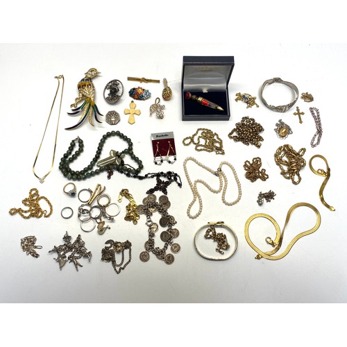 525 - High quality costume jewellery including: Earrings, rings and necklaces.