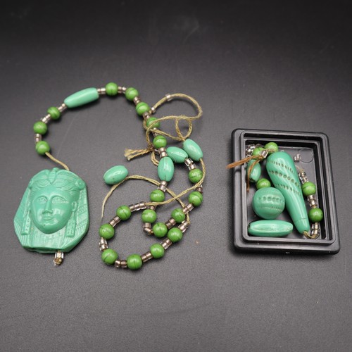 784 - Jade items.