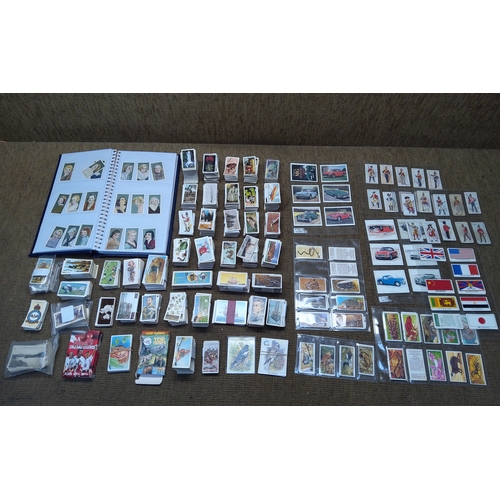 1143 - Large collection of vintage cigarette cards.