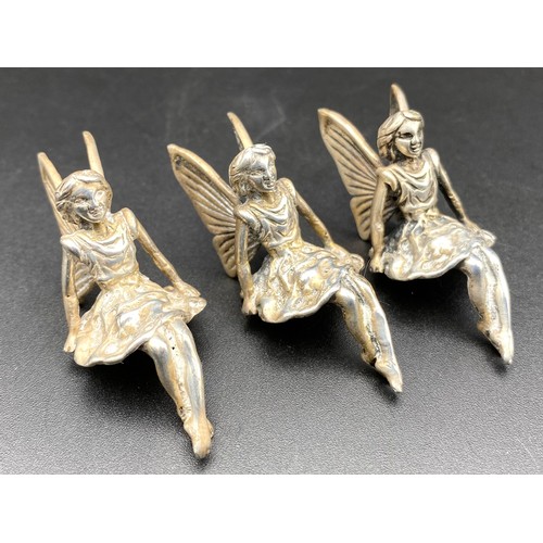 817 - Three shelf fairy figures, 4cm high, tested as continental silver NHM MYOMU