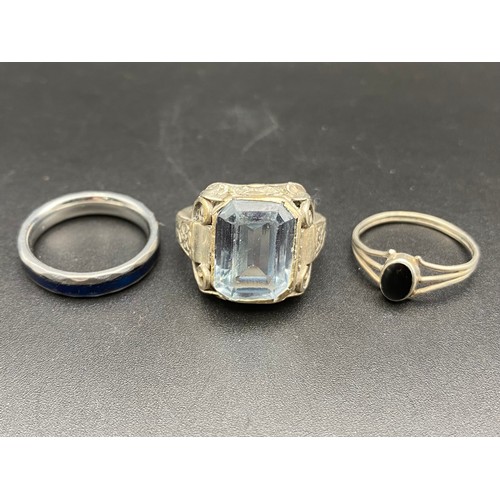 820 - Aquamarine and 825 silver ring size P and two other white metal rings.