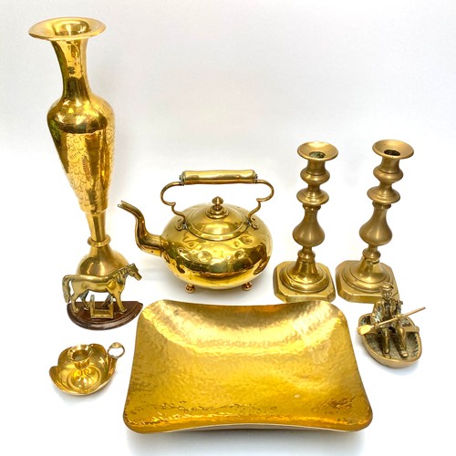 1147 - A selection of brass items including candlesticks and a large teapot.