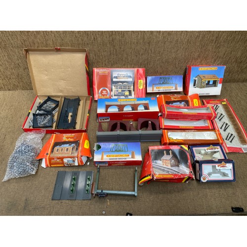 1152 - Model railway buildings and accessories.