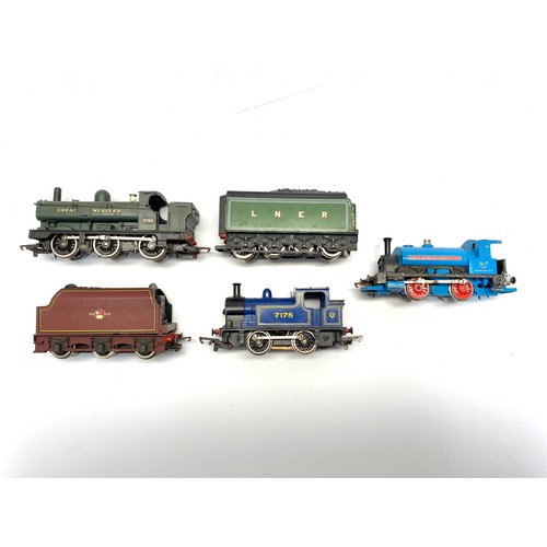 1165 - Five Hornby trains and carriages.