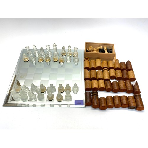 542 - Glass chess board and selection of chess pieces including hand made set.