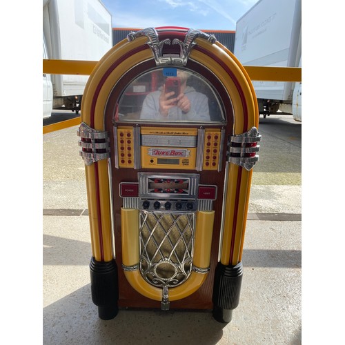 1173 - 50's Rock and Roll 6 disk cd player jukebox . CD player works but radio does not. 102cm.