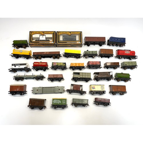 1170B - Large collection of 00 gauge model railway carts.