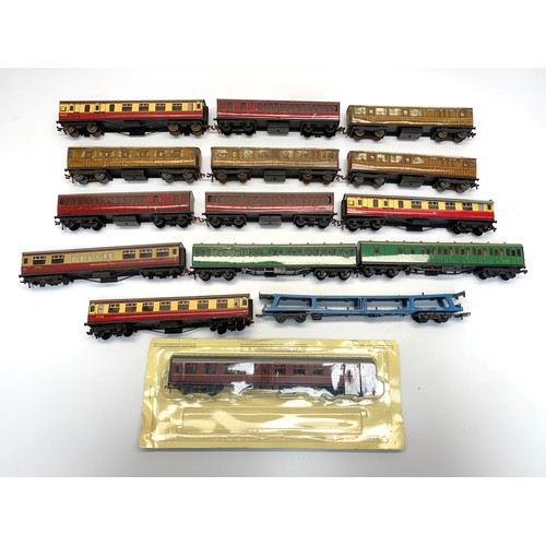 1170C - Collection of 15 train 00 gauge train caboose and carriages.