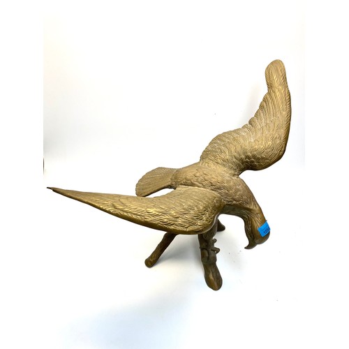 1054 - Large brass falcon - Wing span: 64cm