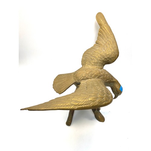 1054 - Large brass falcon - Wing span: 64cm