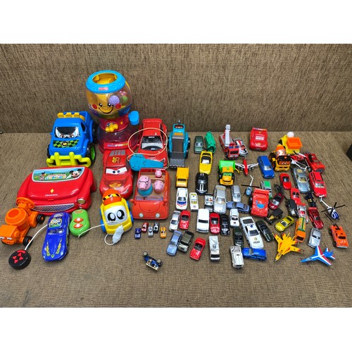 1089 - Selection of collectible childrens toys including: Lightning McQueen and collectible toy cars.