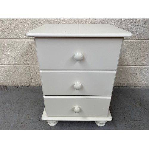 1107 - White side cabinet. Height: 59cm.