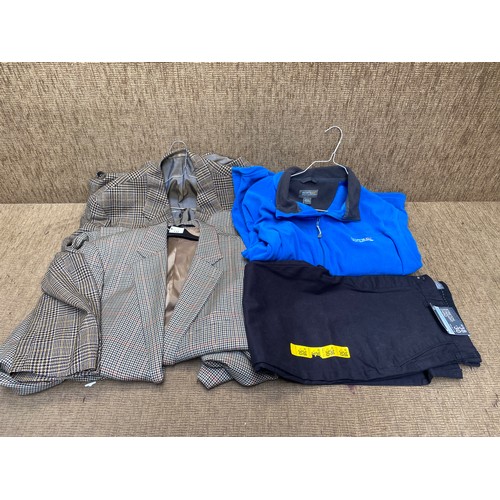 132 - 2 tweed jackets, pair of new jeans and a regatta fleece XXL.