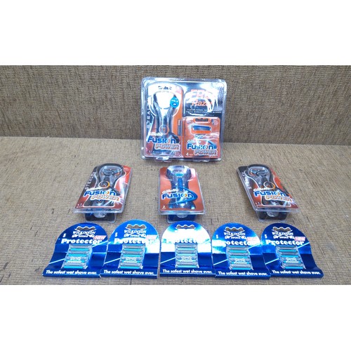 1141 - Collection of Gillette razors and razor blades and wilkonson sword protector.