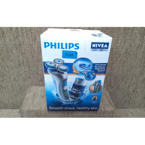 1149 - Philips electric shaving system with docking system. HS2680