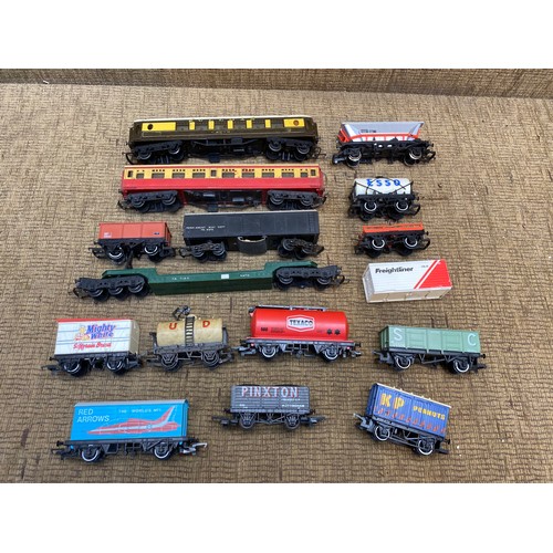 1152 - A selection of mainly Triang oo gauge railway carriages and a Triang engine