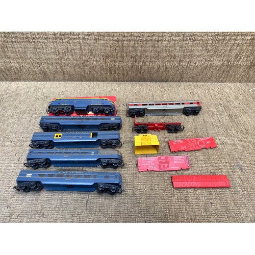 1152 - A selection of mainly Triang oo gauge railway carriages and a Triang engine