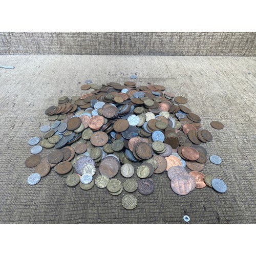 741 - 5kg of mixed coins.