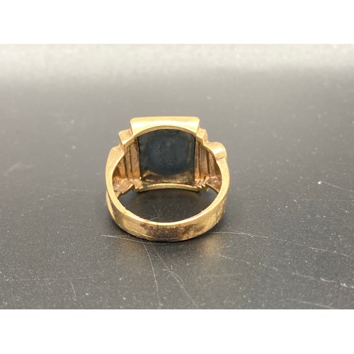 897 - 18ct Gold centurion ring. 8g size s.