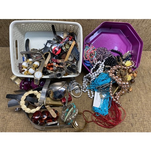 477 - Quantity of costume jewellery.