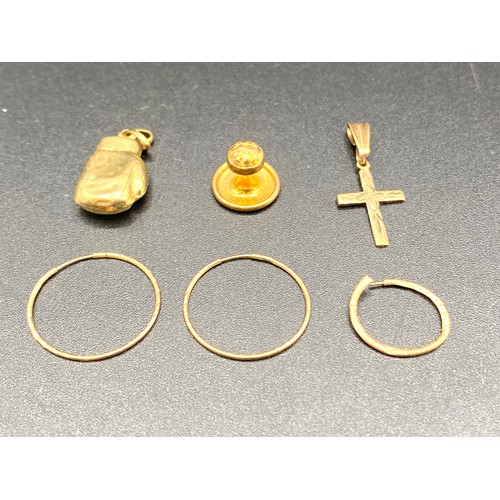 921 - 9ct gold cross and 9ct gold pin holder, 9ct gold boxing glove and scrap yellow metal tested a golf M... 