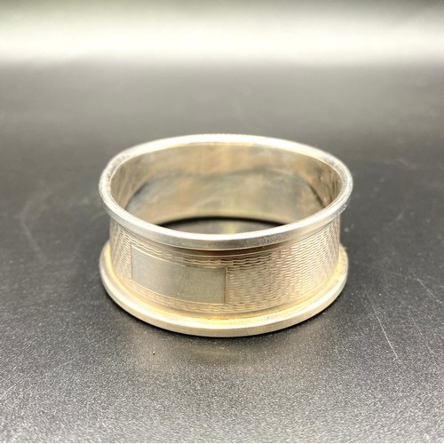 924 - Sterling Silver napkin ring Birmingham 1980 by W I Broadway & Co. 12g.