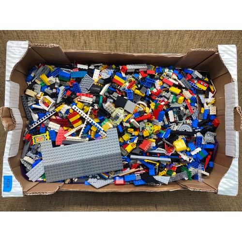 1229 - Large collection of LEGO including figures.