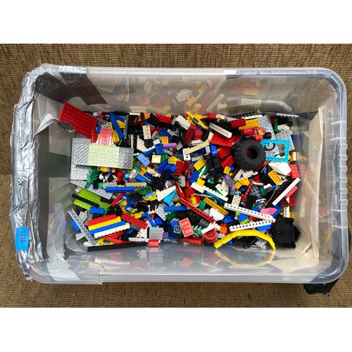 1230 - Large collection of LEGO including figures.